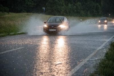 Kirchheim: Unwetter sorgt fuer eine Vielzahl von Einsaetzen - Polizeibeamte retten 81-Jaehrigem das Leben